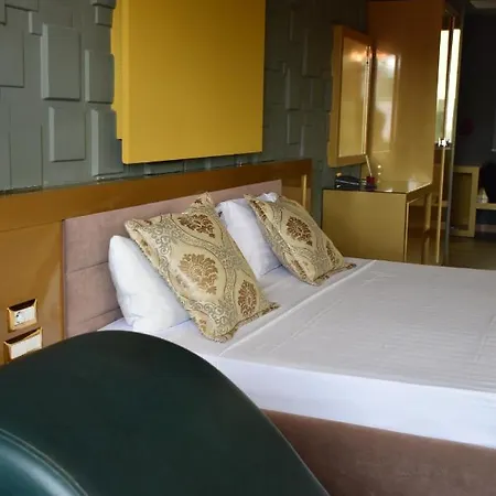 Hotel New W Tirana